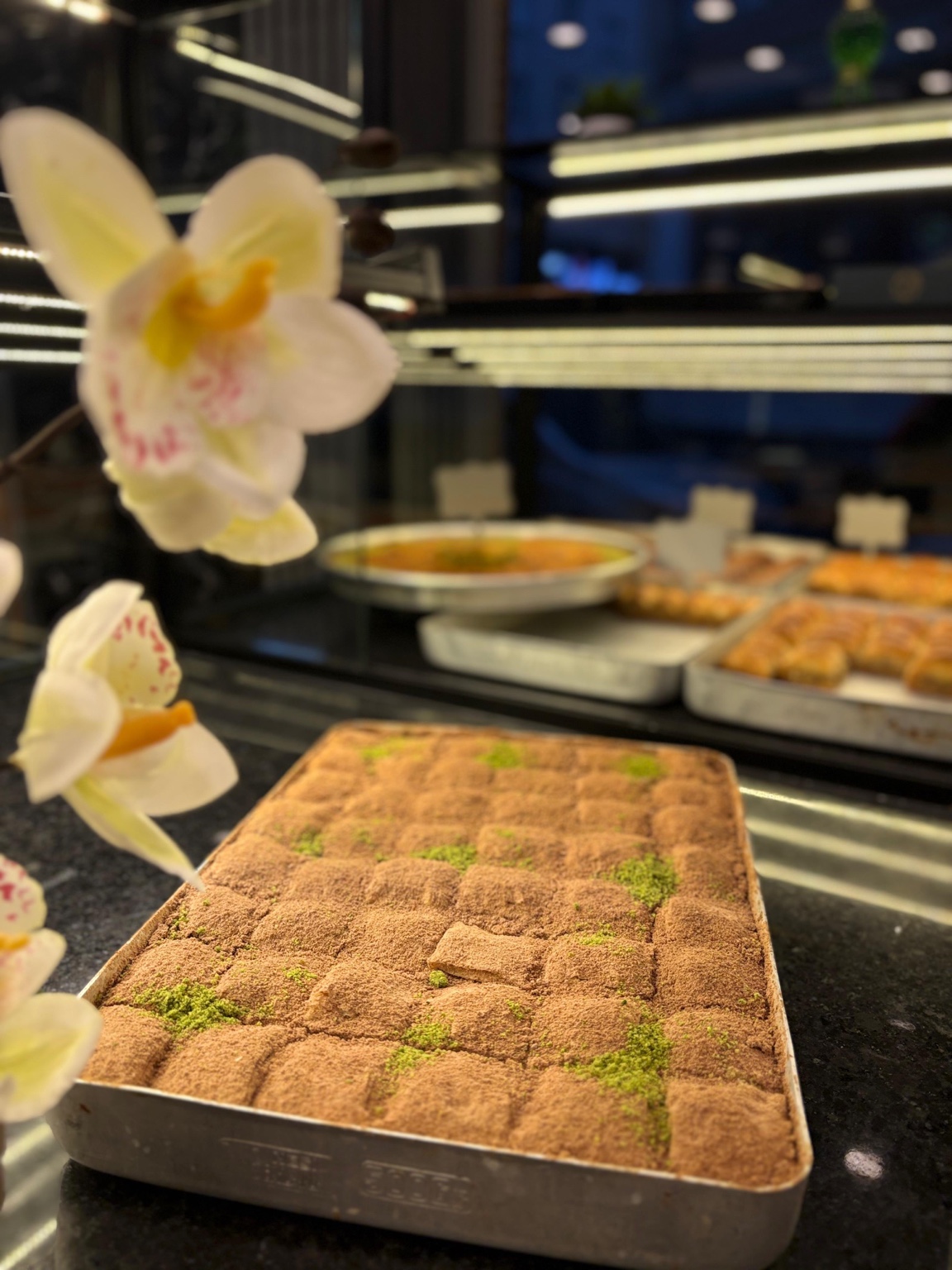 Antep fıstığıyla süslenmiş soğuk baklava