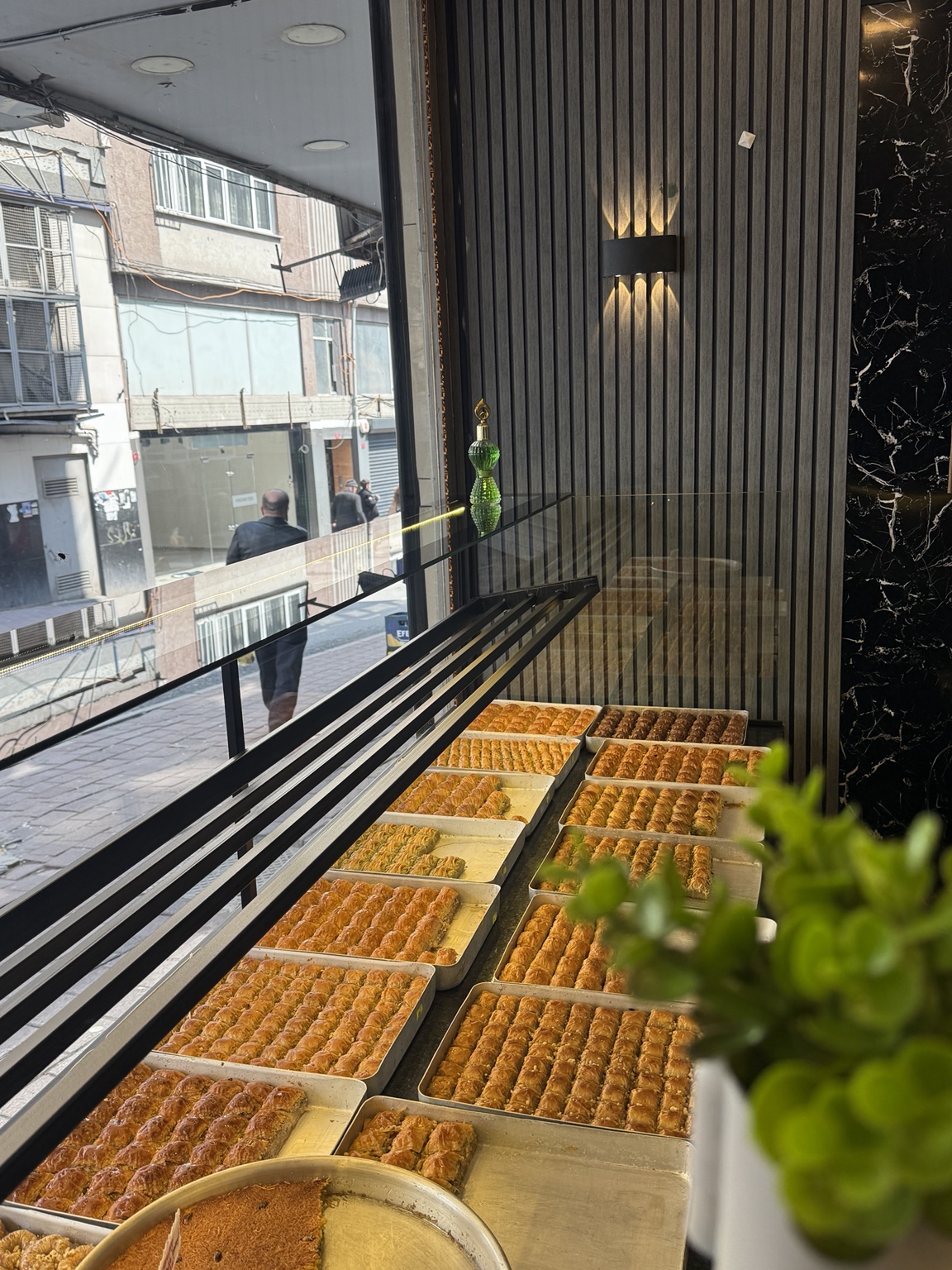 Fatih şubesinde pencere boyunca uzanan baklava vitrini