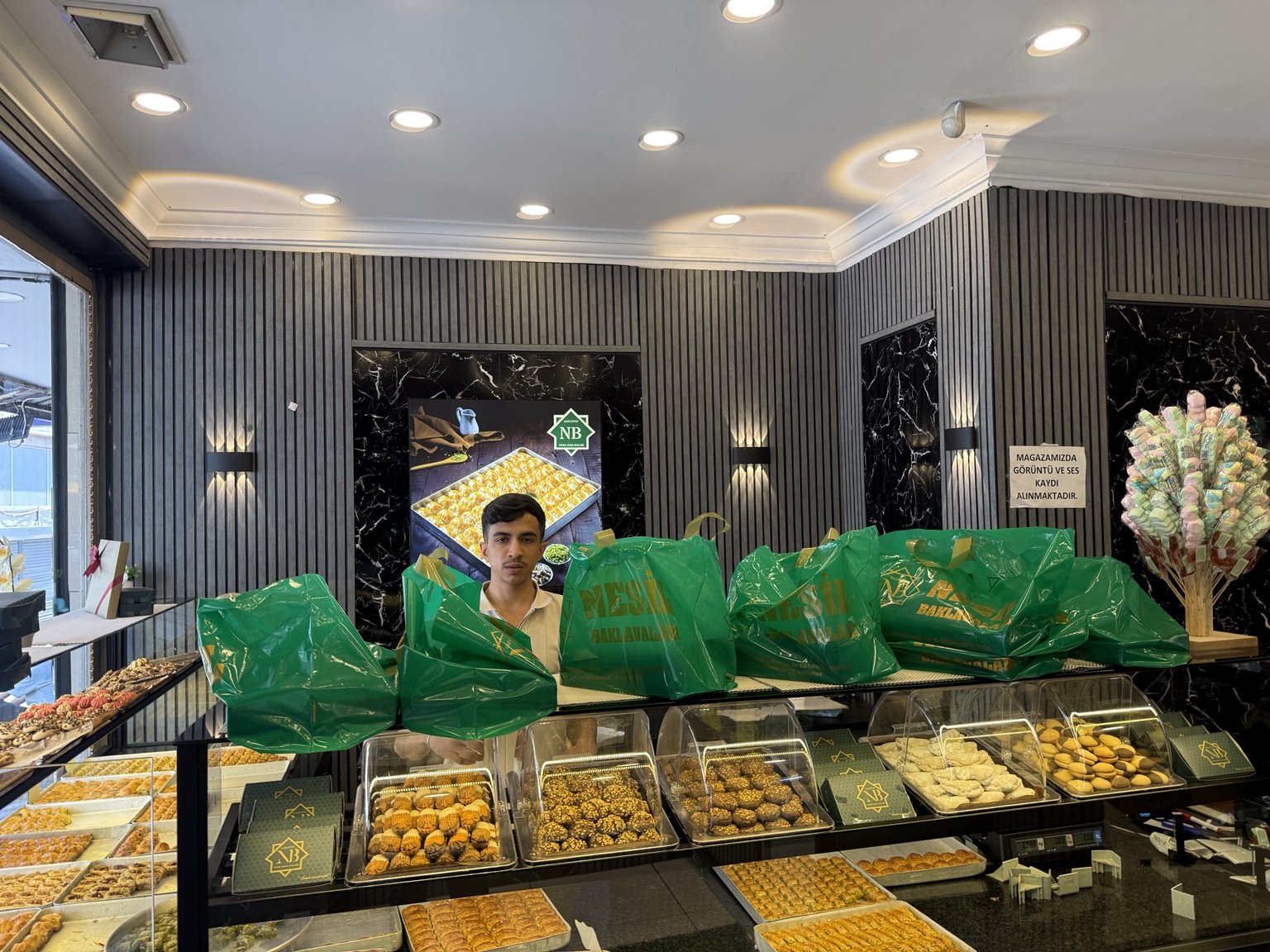 Nesil Baklavaları Fatih şubesinde hazırlanan paketli siparişler