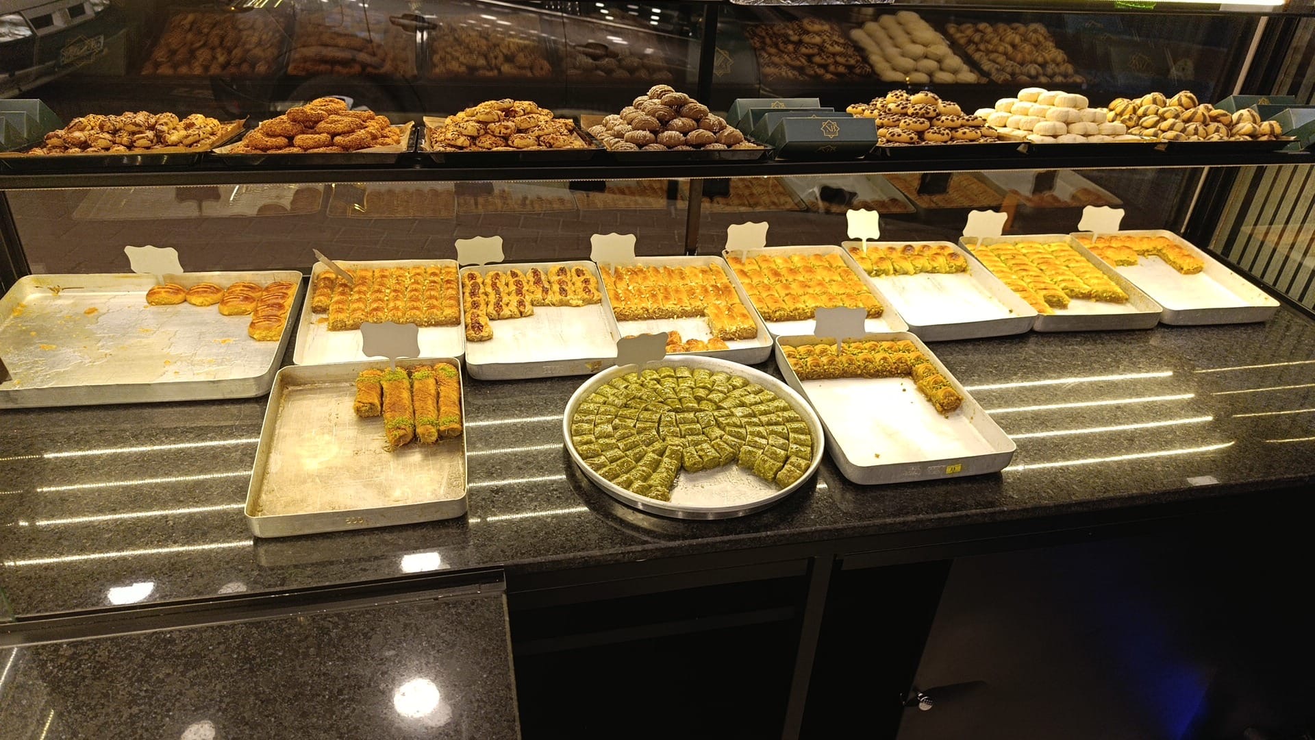 Nesil Baklavaları Fatih şubesinin günlük taze tatlı vitrini