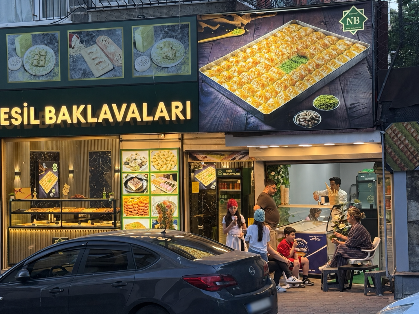 Nesil Baklavaları Fatih şubesinin dış cephe görünümü